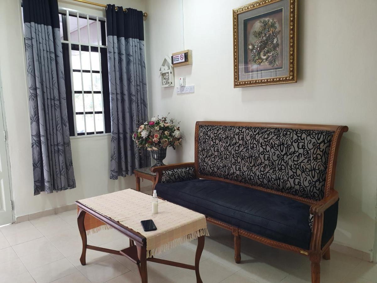 Auni & Auji Homestay Kemaman Chukai Buitenkant foto