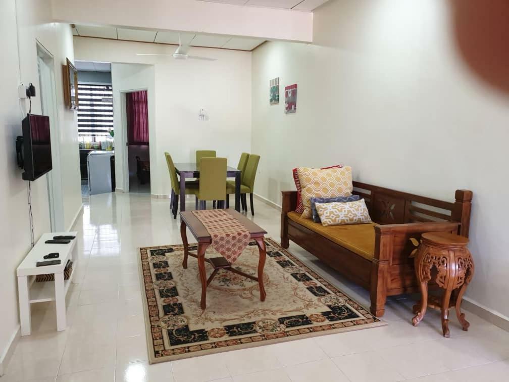 Auni & Auji Homestay Kemaman Chukai Buitenkant foto